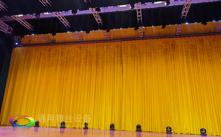 牽引大幕啟閉運(yùn)動(dòng)的機(jī)械設(shè)備。大幕機(jī)（proscenium curtain machinery）